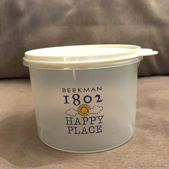 Beekman 1802 Tupperware Plastic Container with Lid - Picture 1 of 6